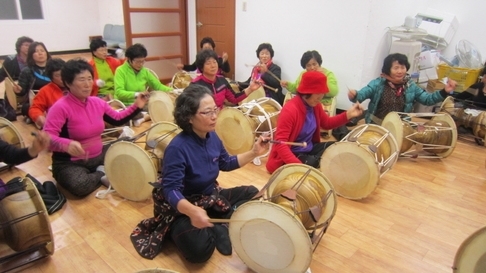 우렁찬 풍물놀이 전통문화 전수 구슬땀.. 2