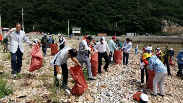 신안군 농촌지도자 자연환경 캠페인 앞장서...'청정 신안 만들기 선두에 농촌지도자 동참' 1