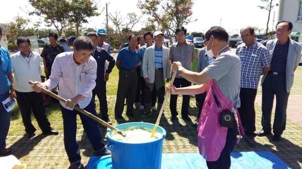 신안군 농촌지도자 친환경농업의 선두자.....'압해읍 농촌지도자회원 황토 유황 만들기 실습' 1