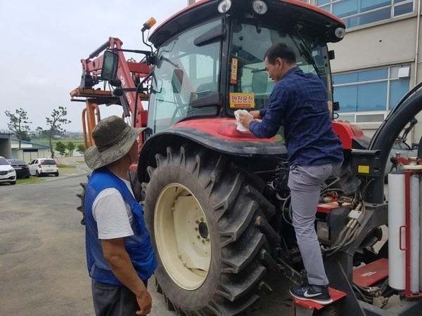 신안군, 농기계 안전사고는 예방이 최우선!..'농기계 야광반사스티커 부착으로 안전사고 예방에 앞장서' 1