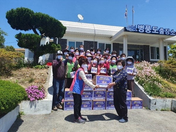 신안군생활개선회 코로나19 예방 생활속 실천 앞장 서!..'병풍도 주민에게 직접만든 손 소독제, 면 마스크 전달' 2