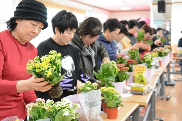 신안군생활개선회, 탄소중립 생활실천 캠페인 전개!..