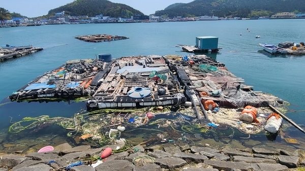 신안군 흑산항내 해상에 10년 넘은 방치 폐기물 철거..'목포지방해양수산청과 협조하여 50톤 넘은 폐기물 처리'1