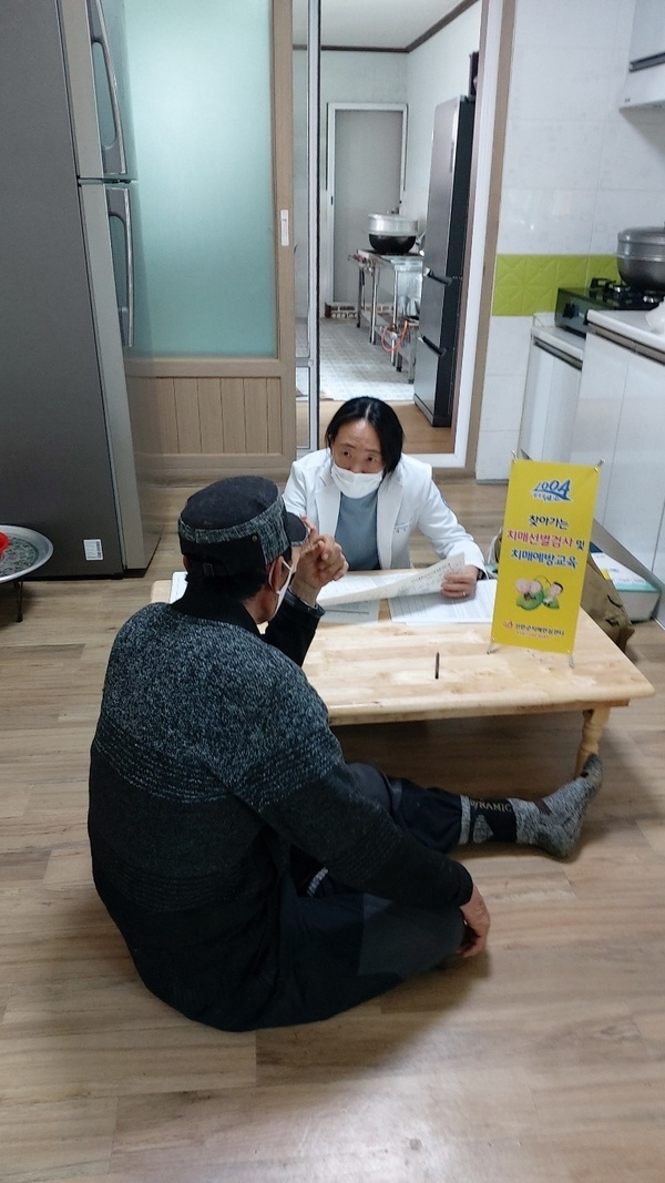 신안군, “발로 뛰는 치매관리사업 순풍”..찾아가는 치매관리사업 어르신 미소 활짝 3