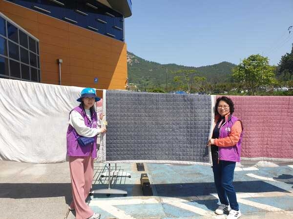 암태면 지역사회보장협의체, 한국섬진흥원과 함께 찾아가는 이동세탁 봉사활동 나서 2