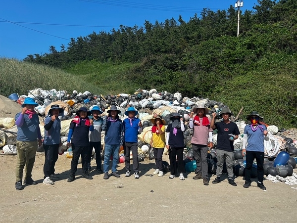 신안군, 도초면 우이도 성촌 해변 연안 정화 활동 실시..