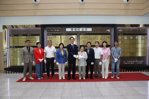 신안군 흑산 홍도 故 김정철·박사예 부부, (재)신안군장학재단에 장학기금 1,000만 원 기탁 4