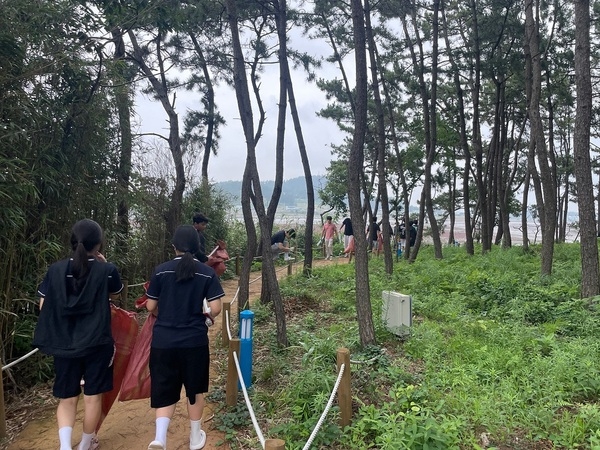 지도읍 지명고등학교, 갯벌 쓰담 달리기 실시..